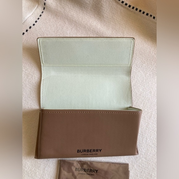 BURBERRY SUNGLASSES CASE - Picture 2 of 5